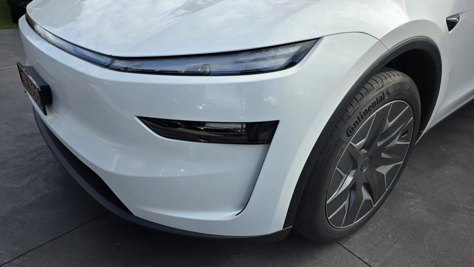 White SUV bumper refinishing after repair